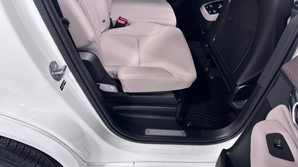 Certified 2025 Volvo XC90 B5 Core w/ Protection Package AWD/4WD image 24