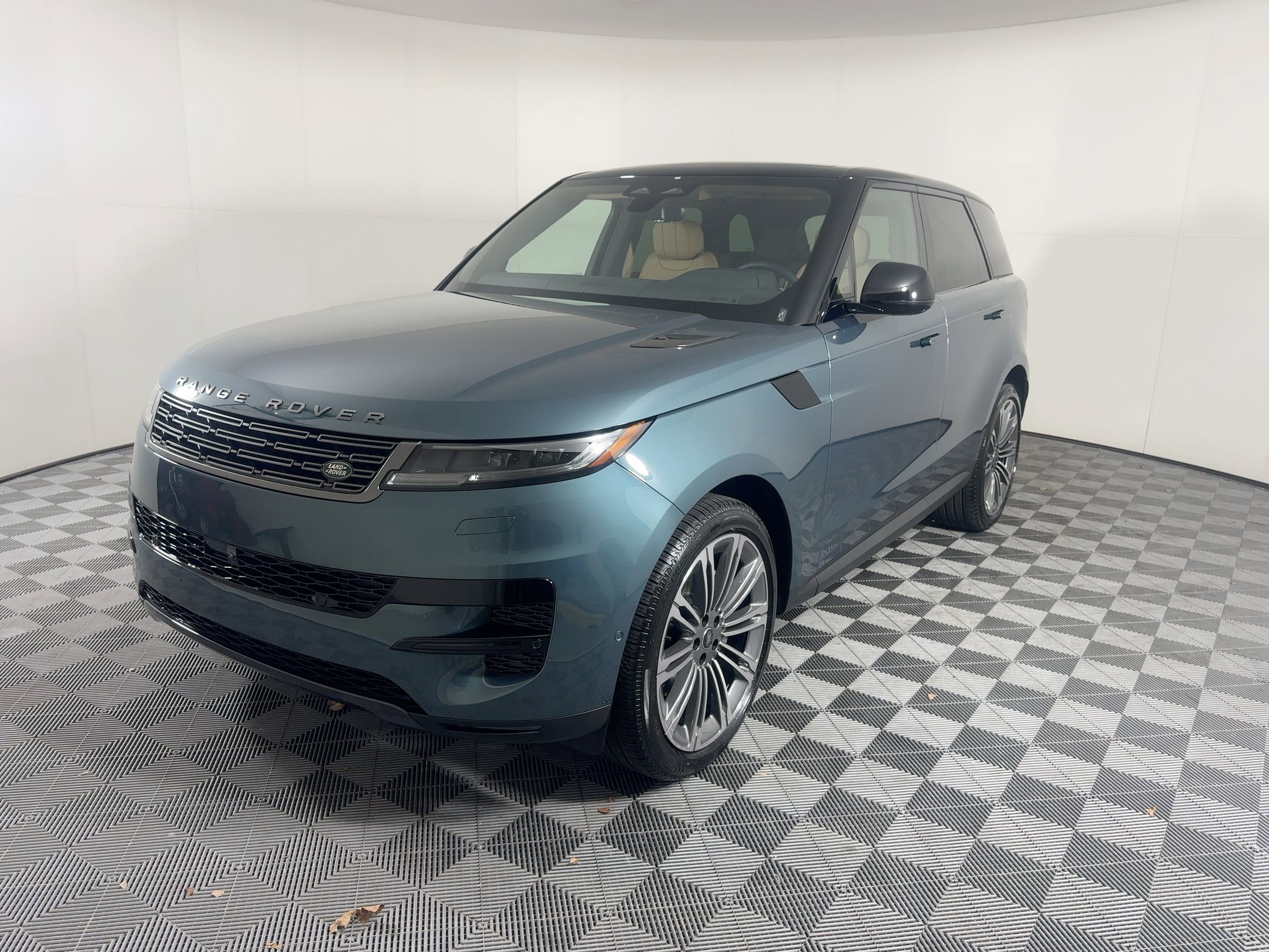 New 2025 Land Rover Range Rover Sport SE image 1