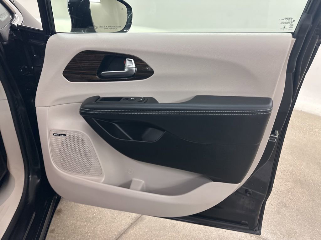 Used 2022 Chrysler Pacifica Limited image 20