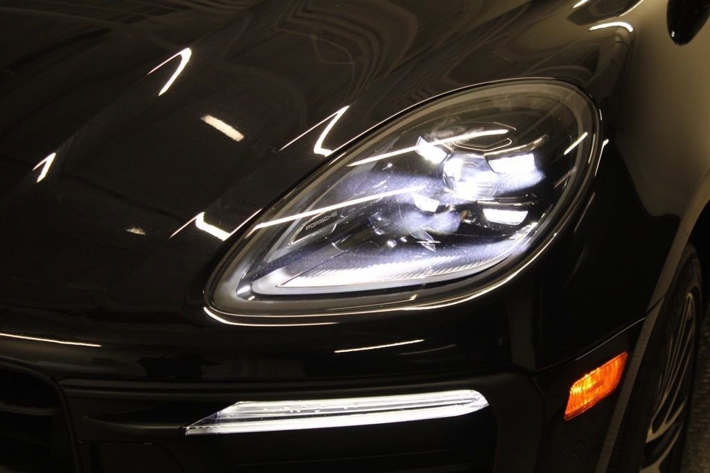 Certified 2025 Porsche Macan AWD/4WD image 12