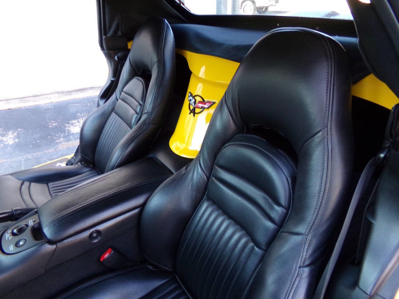 Used 2001 Chevrolet Corvette Convertible w/ Preferred Equipment Group2 image 19