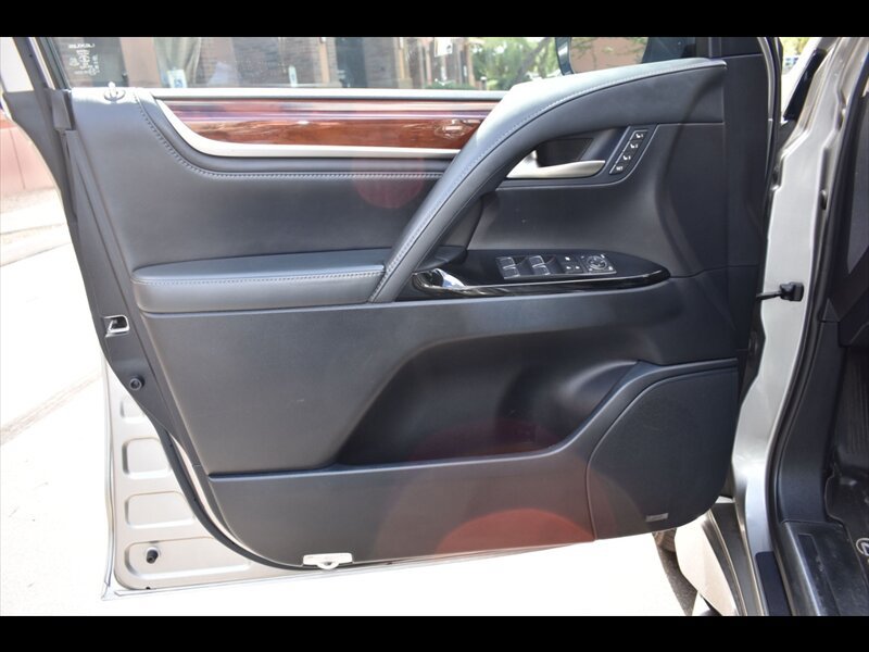 Used 2018 Lexus LX 570 4WD w/ Luxury Package image 19