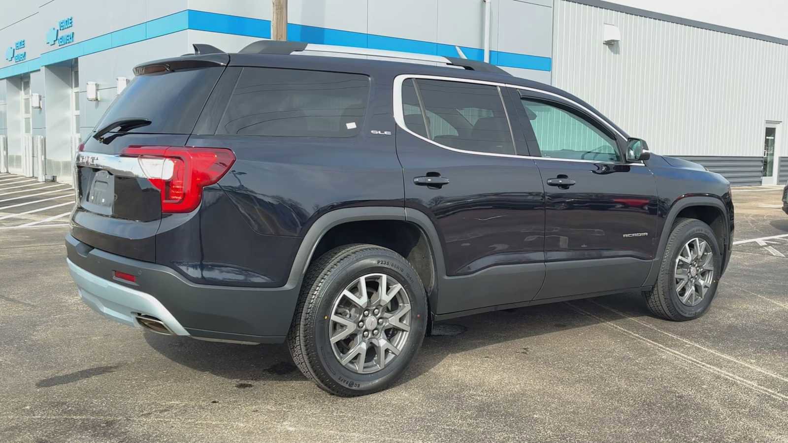 Certified 2022 GMC Acadia SLE w/ Driver Convenience Package image 2