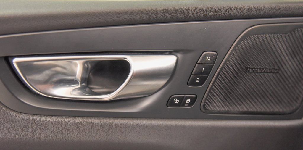 Used 2022 Volvo XC60 B5 Momentum w/ Climate Package image 18