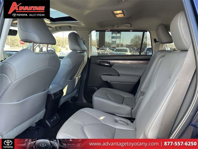 Used 2023 Toyota Highlander Limited image 12