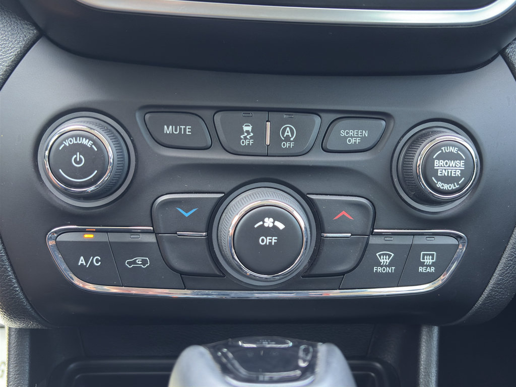 Used 2021 Jeep Cherokee Latitude Plus FWD image 23
