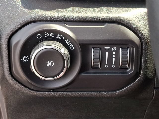 Used 2018 Jeep Wrangler Unlimited Sahara w/ Cold Weather Group AWD/4WD image 24