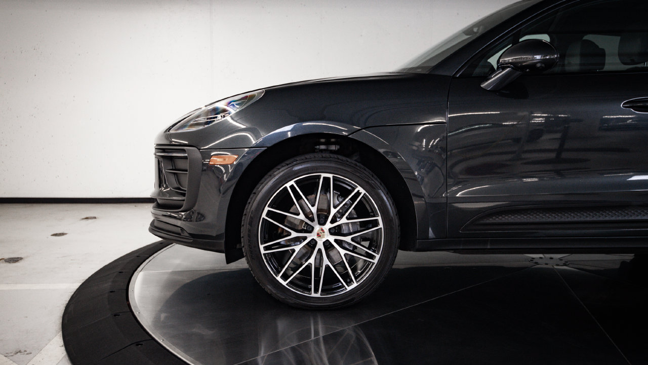 Certified 2023 Porsche Macan AWD/4WD image 11