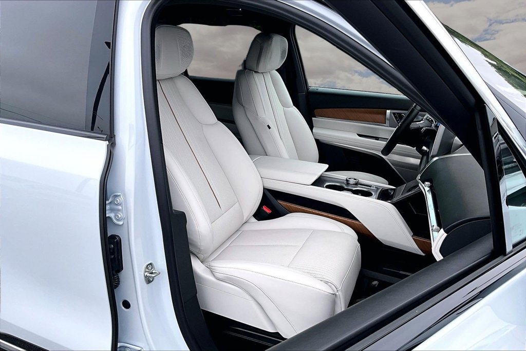 Used 2027 Cadillac Vistiq Luxury w/ LPO, Floor Liner Package AWD/4WD image 30