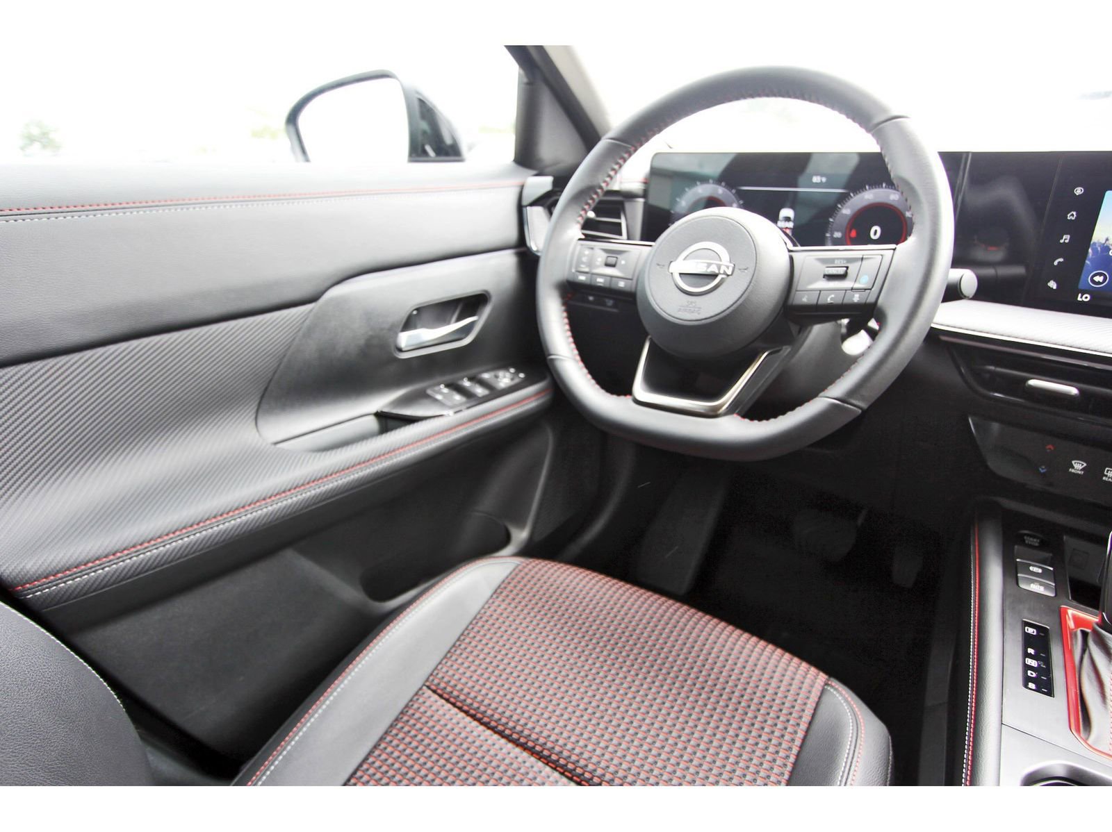 Certified 2025 Nissan Kicks SR FWD image 11