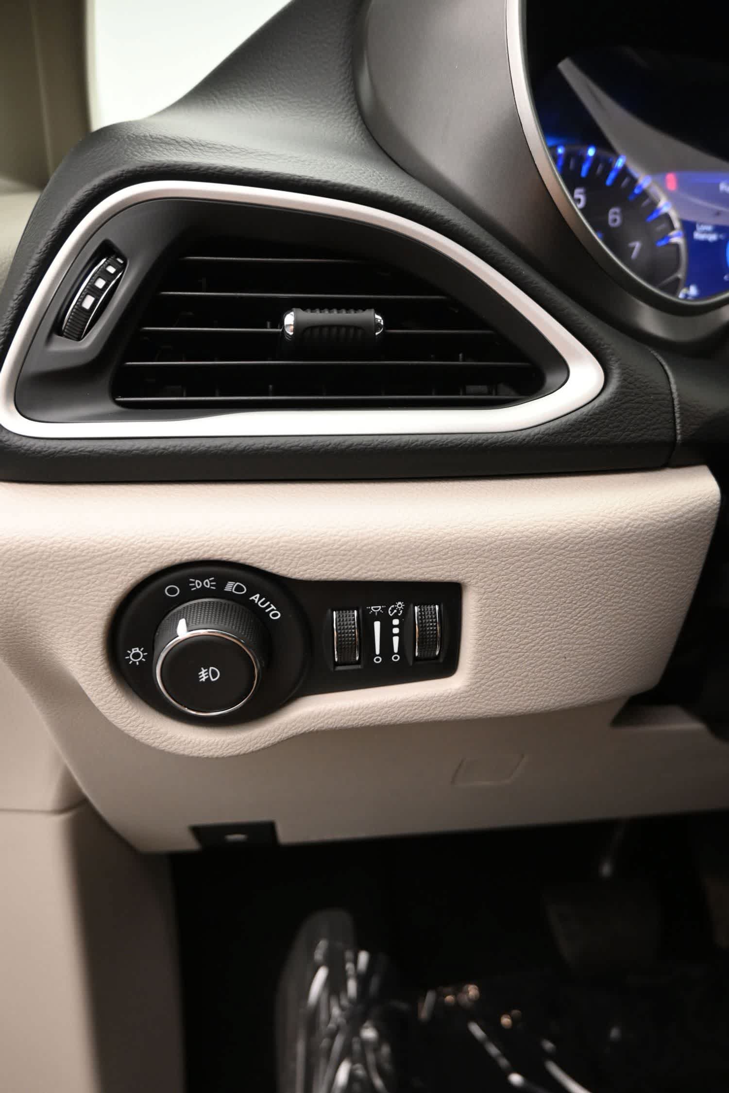 Used 2024 Chrysler Pacifica Touring-L FWD image 27