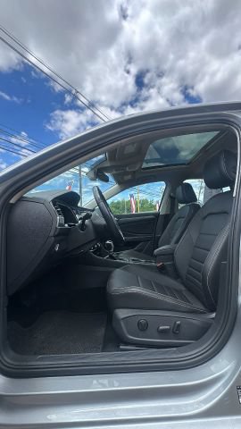 Used 2024 Volkswagen Jetta SE FWD image 11