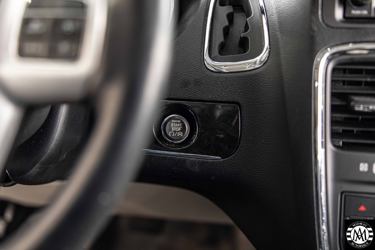 Used 2015 Chrysler Town & Country Touring-L w/ Driver Convenience Group image 34