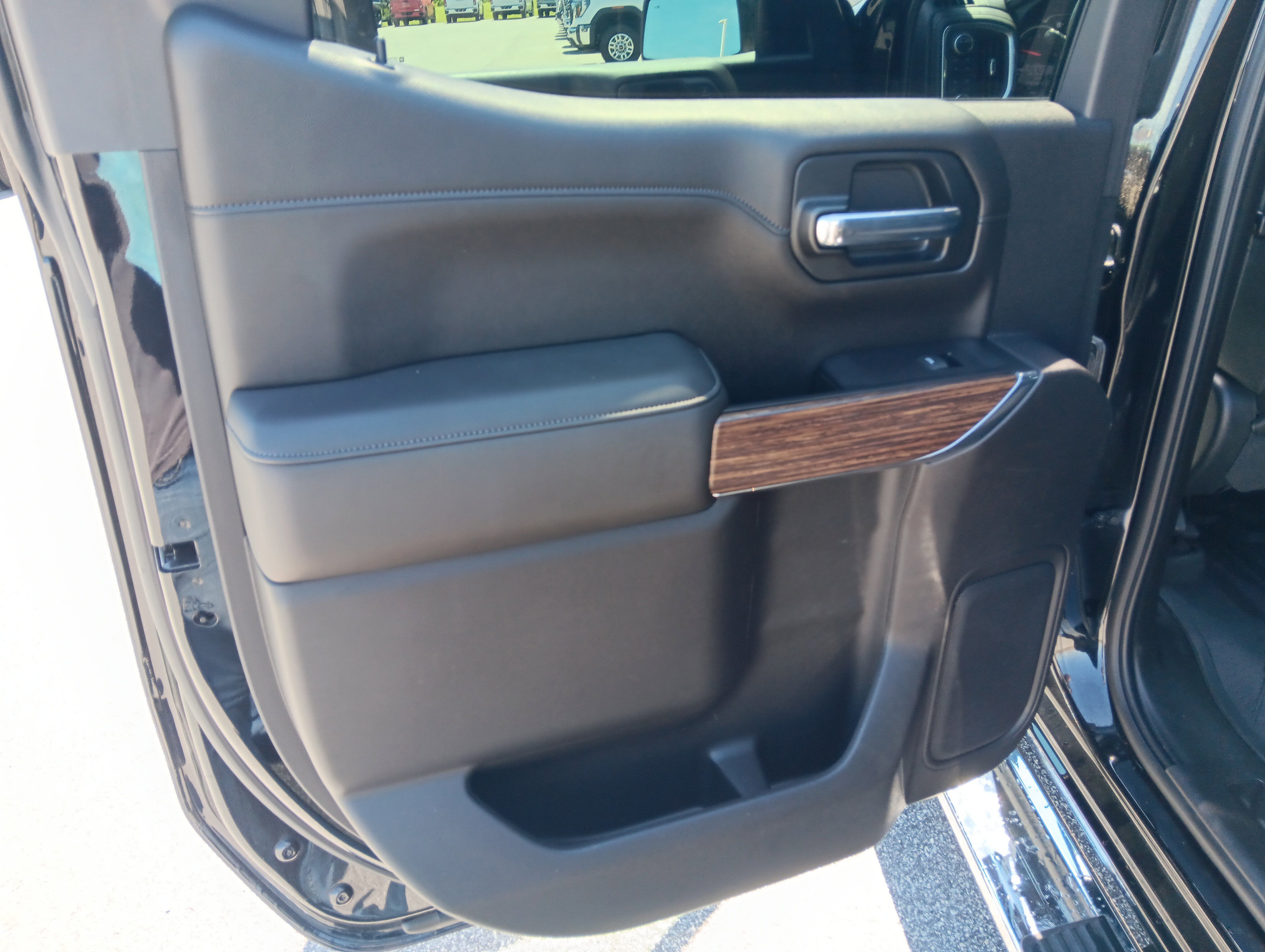 Used 2021 Chevrolet Silverado 1500 High Country w/ Technology Package image 18