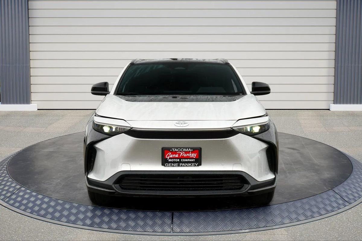 Used 2024 Toyota bZ4X XLE w/ Weather Package FWD image 2