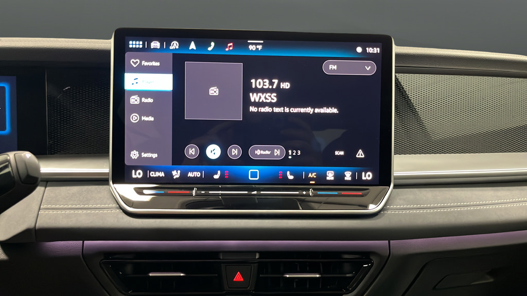 Used 2025 Volkswagen Tiguan SE w/ Panoramic Sunroof Package AWD/4WD image 12