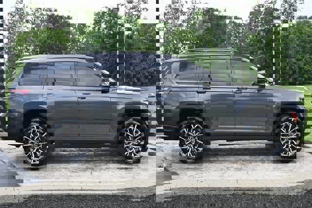 Used 2022 Jeep Grand Cherokee L Laredo image 4