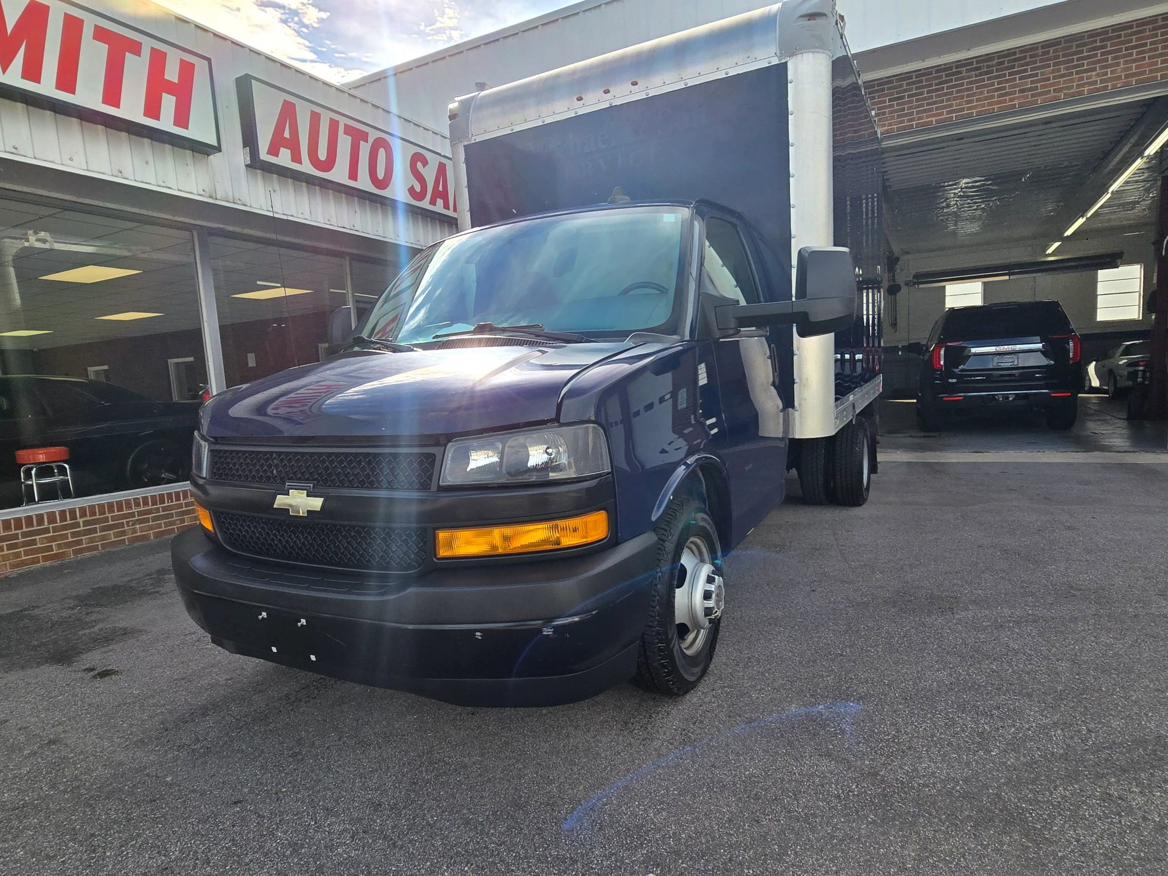 Used 2018 Chevrolet Express 3500 w/ Power Convenience Package RWD image 5
