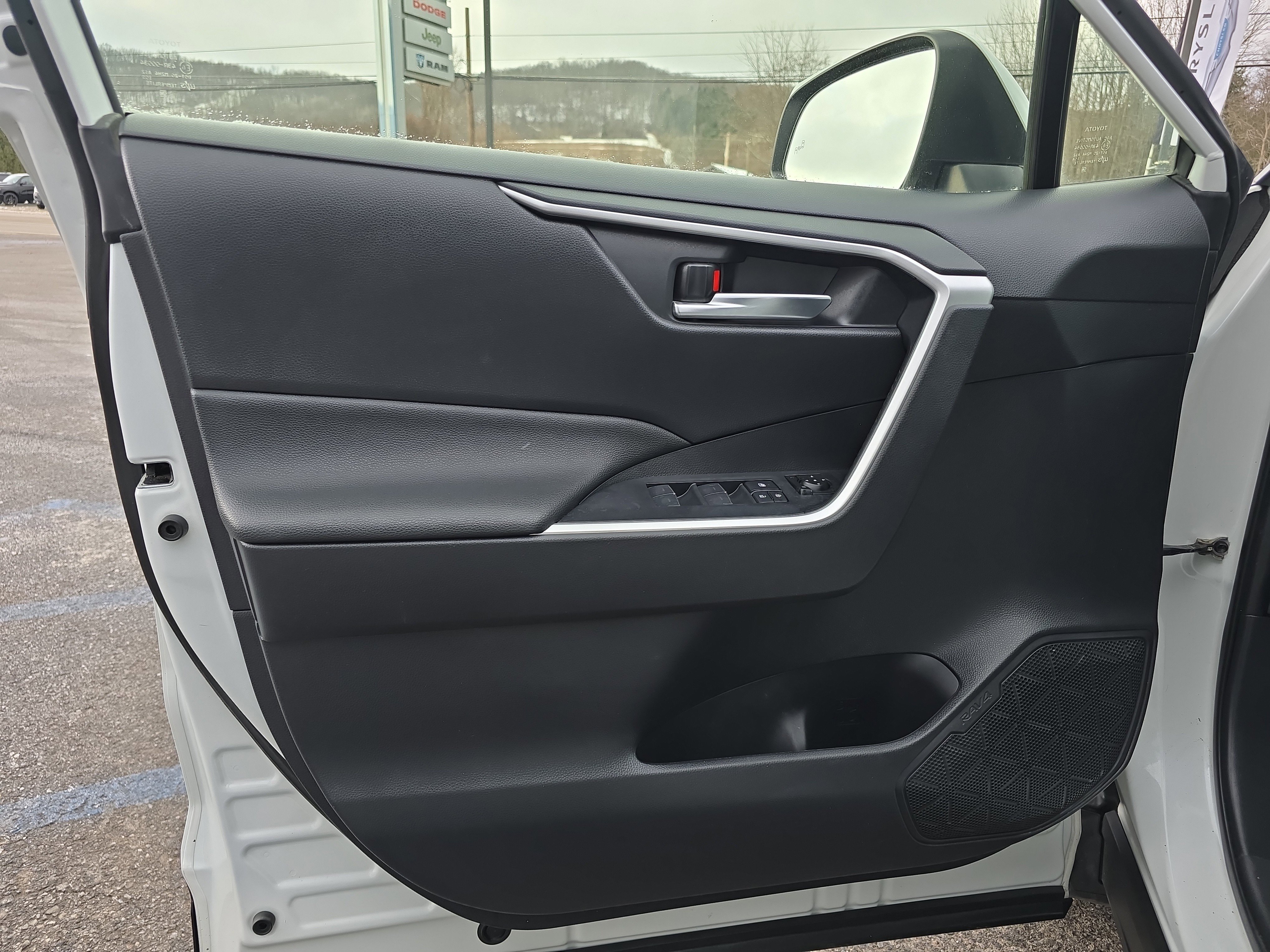 Used 2023 Toyota RAV4 SE image 16