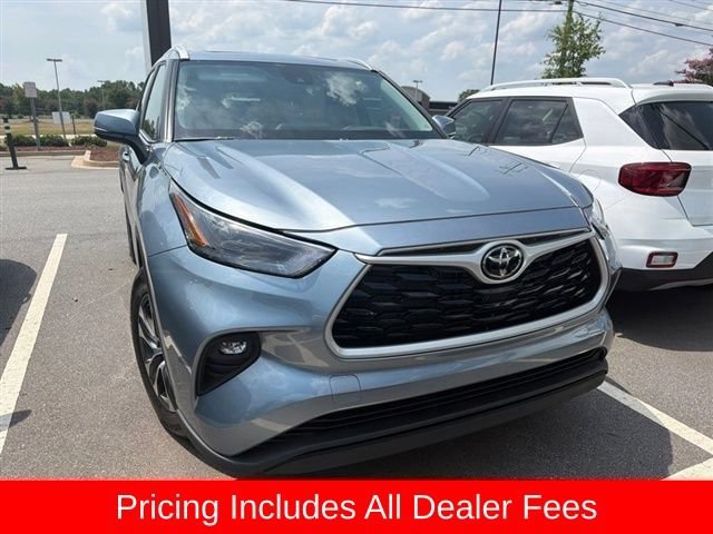 Used 2023 Toyota Highlander XLE FWD image 1