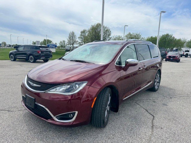 Used 2020 Chrysler Pacifica Limited w/ Tire & Wheel Group FWD image 3