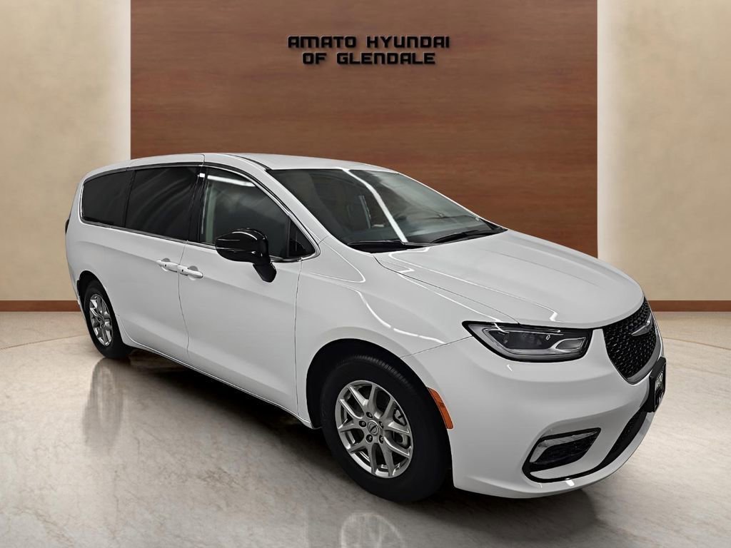 Used 2024 Chrysler Pacifica Touring-L image 8