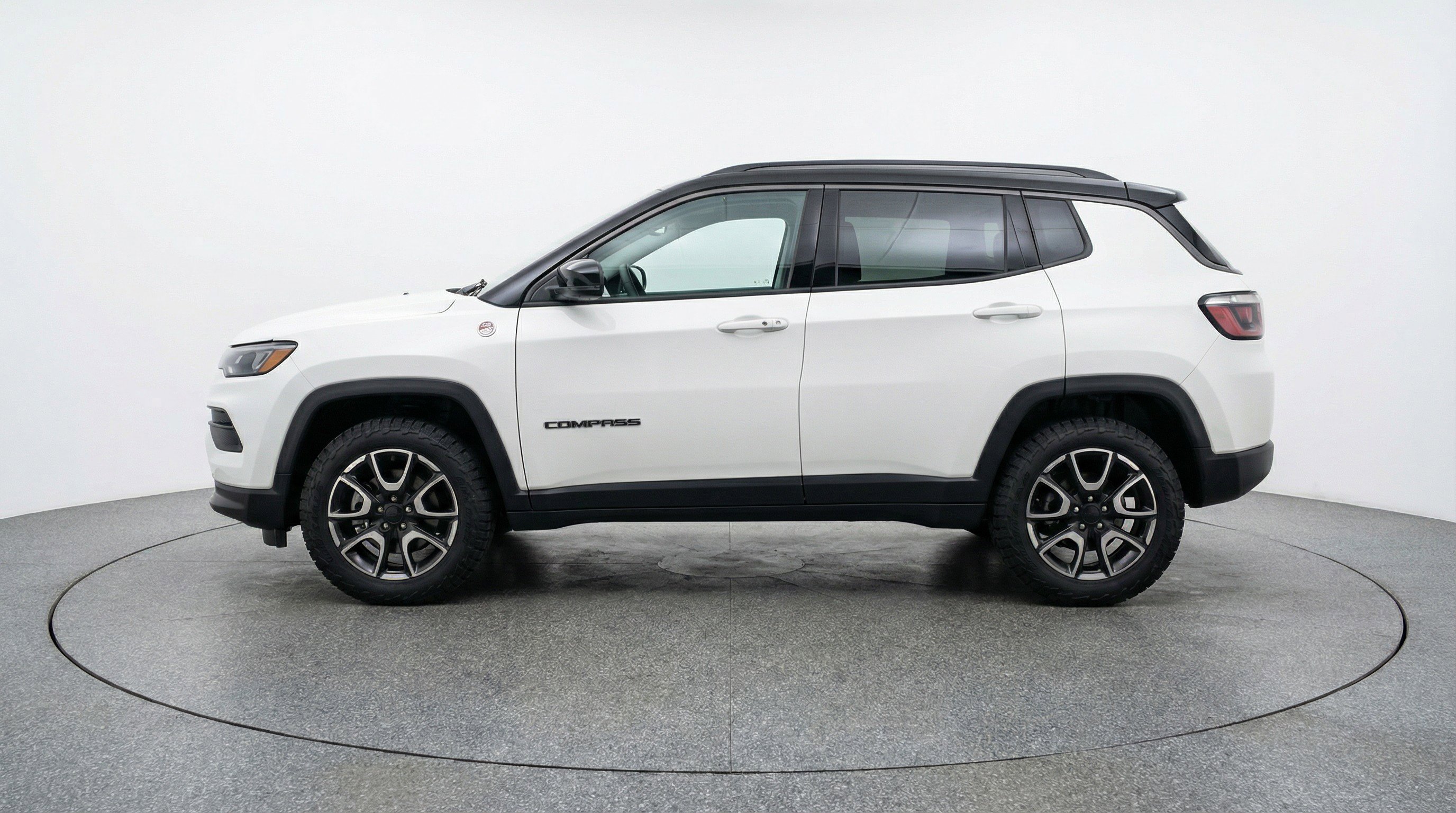 Used 2025 Jeep Compass Trailhawk image 5