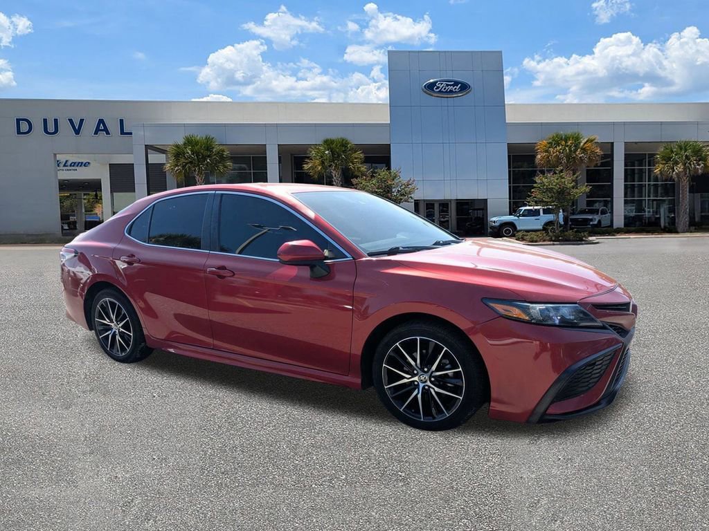 Used 2021 Toyota Camry SE image 2