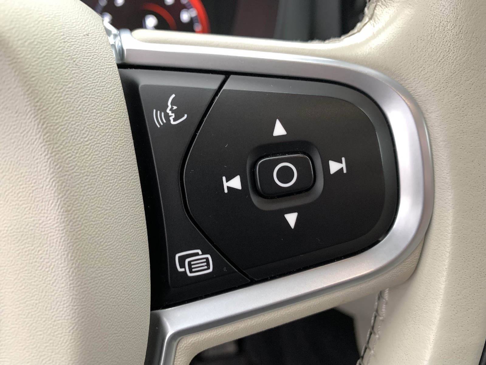 Used 2021 Volvo XC60 T6 Momentum w/ Premium Package image 17