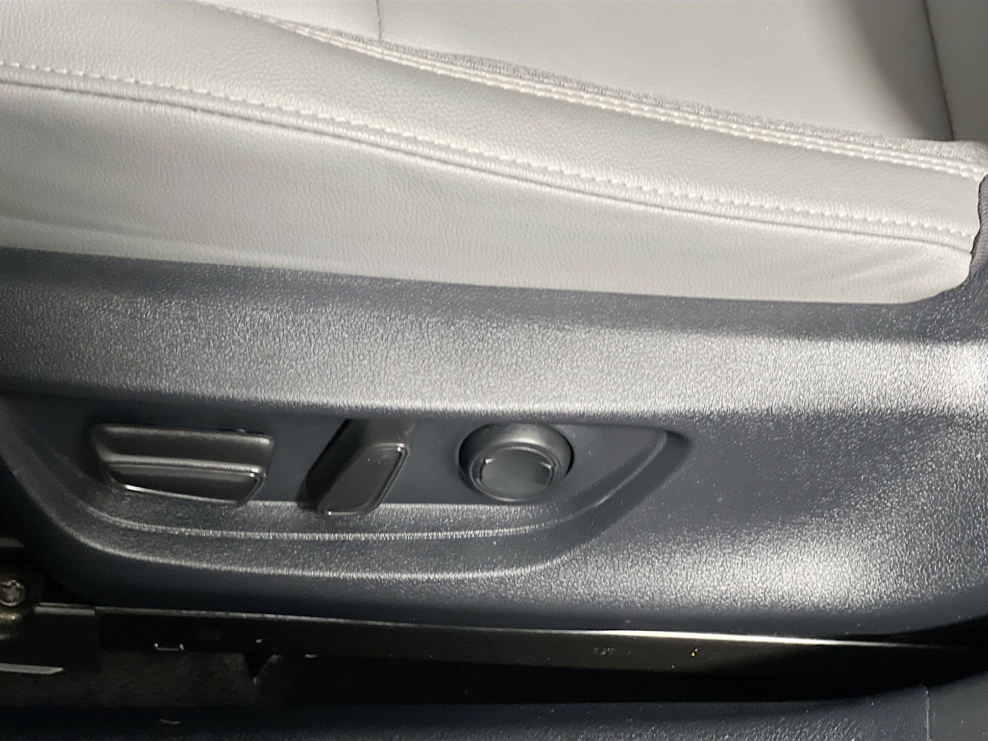 Used 2025 Toyota Camry SE w/ Convenience Package FWD image 15