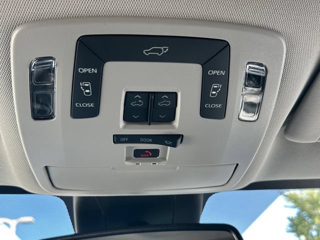 Used 2026 Toyota Sienna XLE FWD image 25
