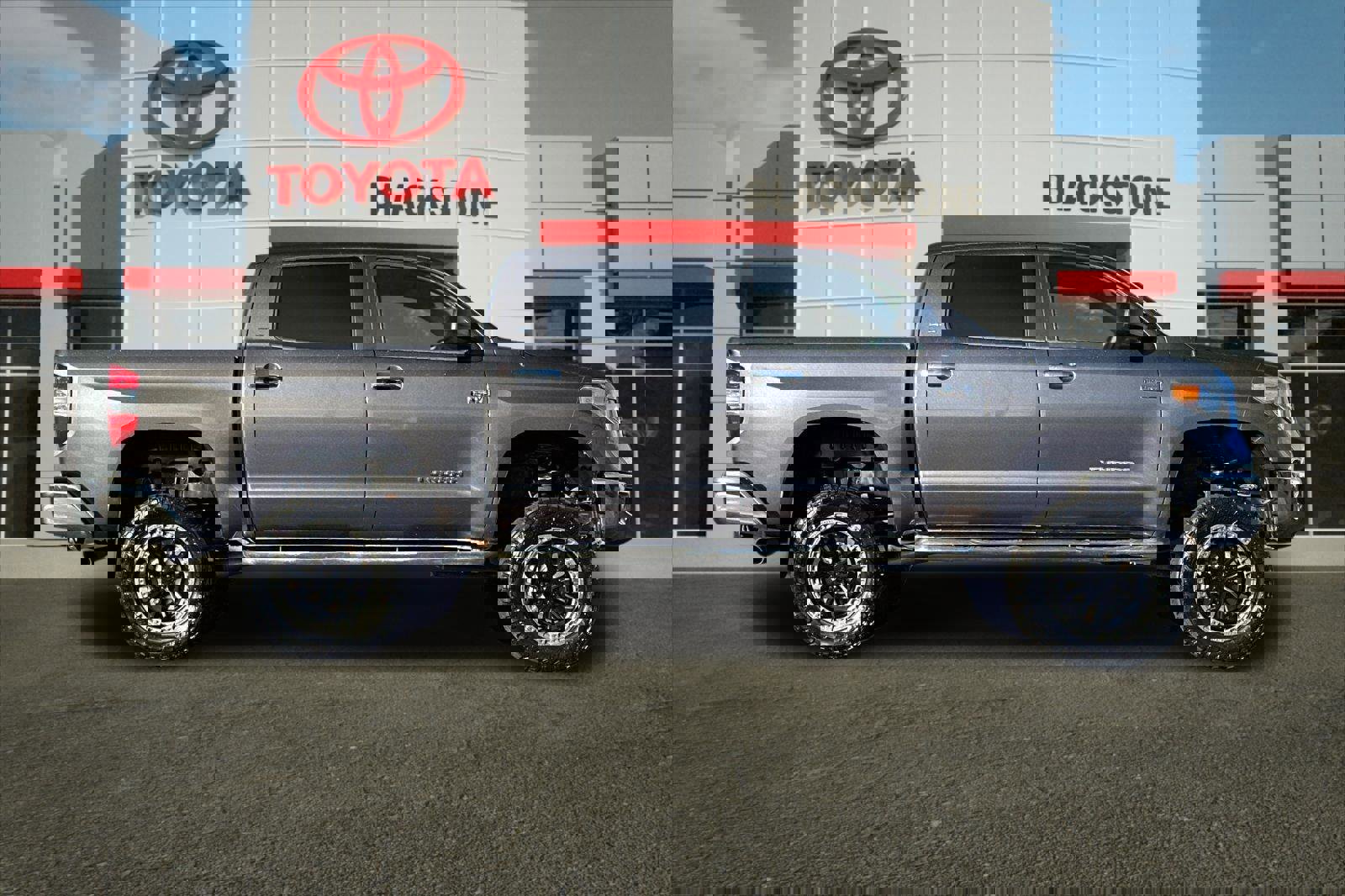 Used 2016 Toyota Tundra SR5 w/ SR5 Upgrade Package image 2
