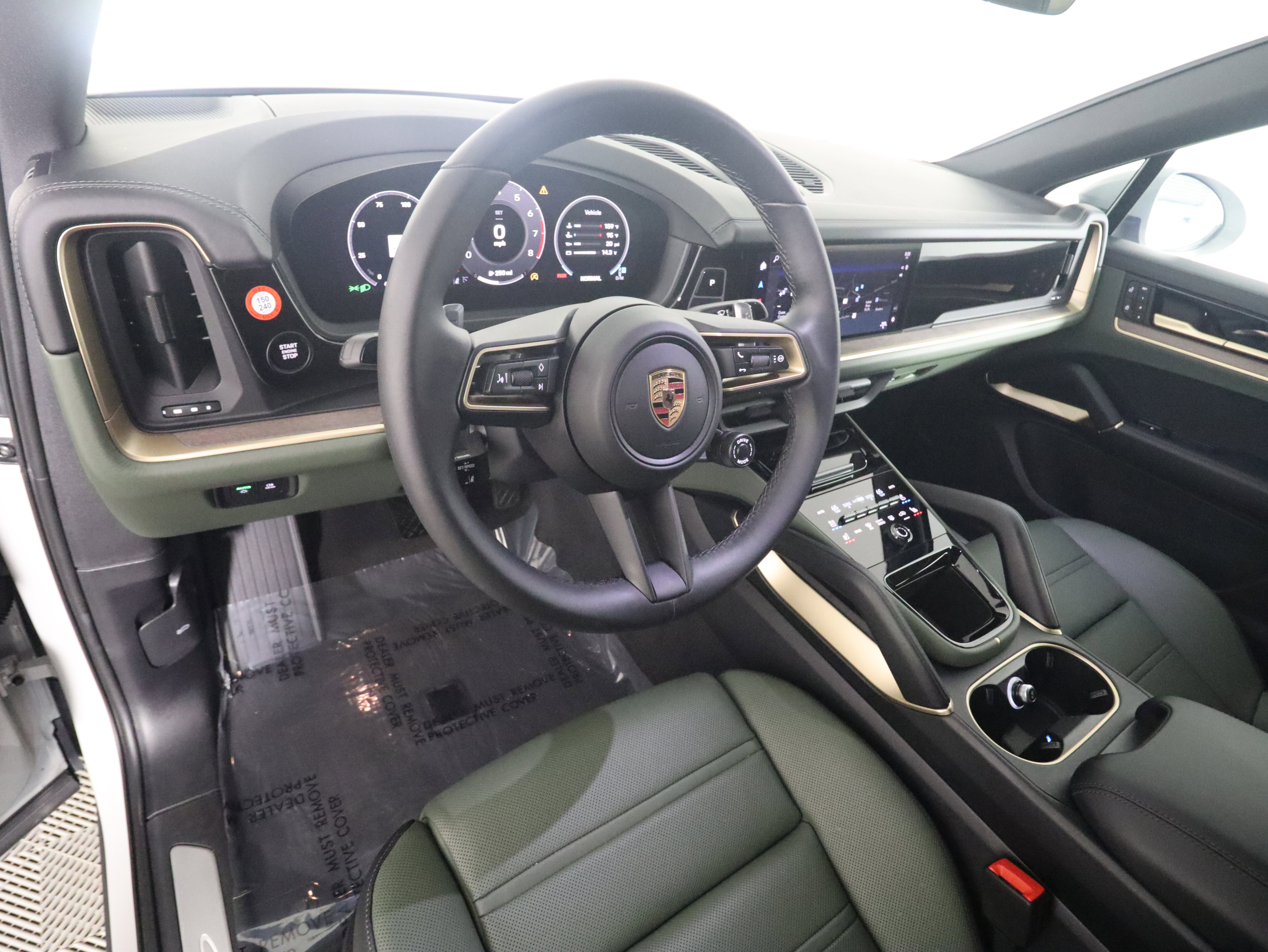 Used 2025 Porsche Cayenne Coupe image 4