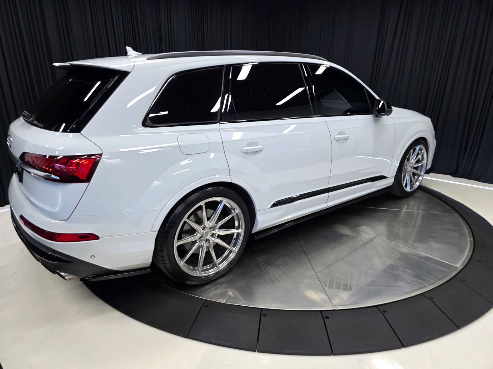 Used 2020 Audi SQ7 Prestige w/ Prestige Package AWD/4WD image 13