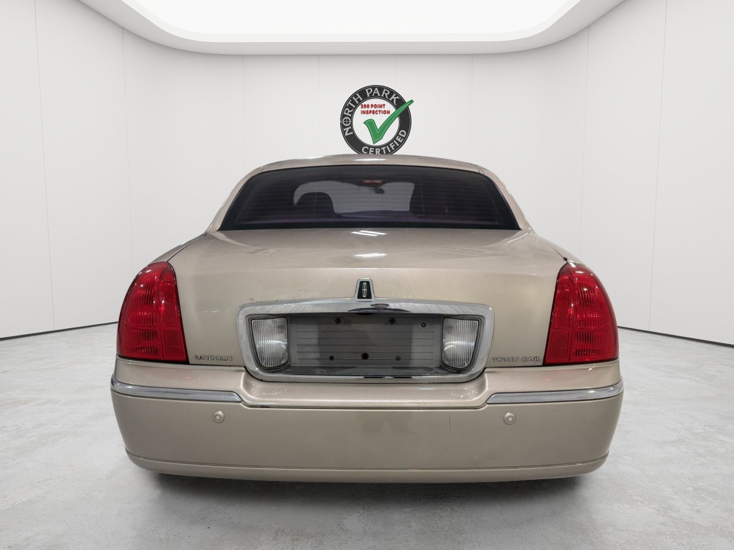 Used 2004 Lincoln Town Car Signature RWD image 4