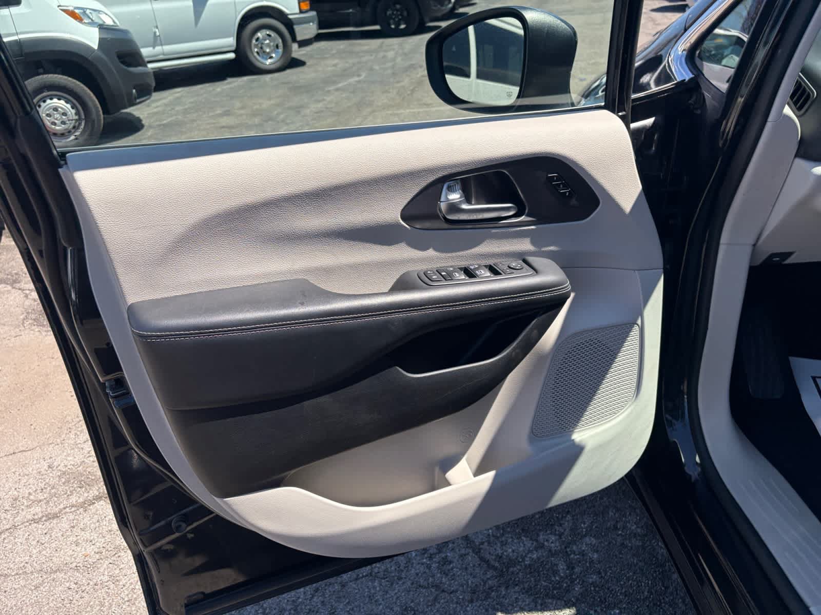 Used 2023 Chrysler Pacifica Touring-L FWD image 11