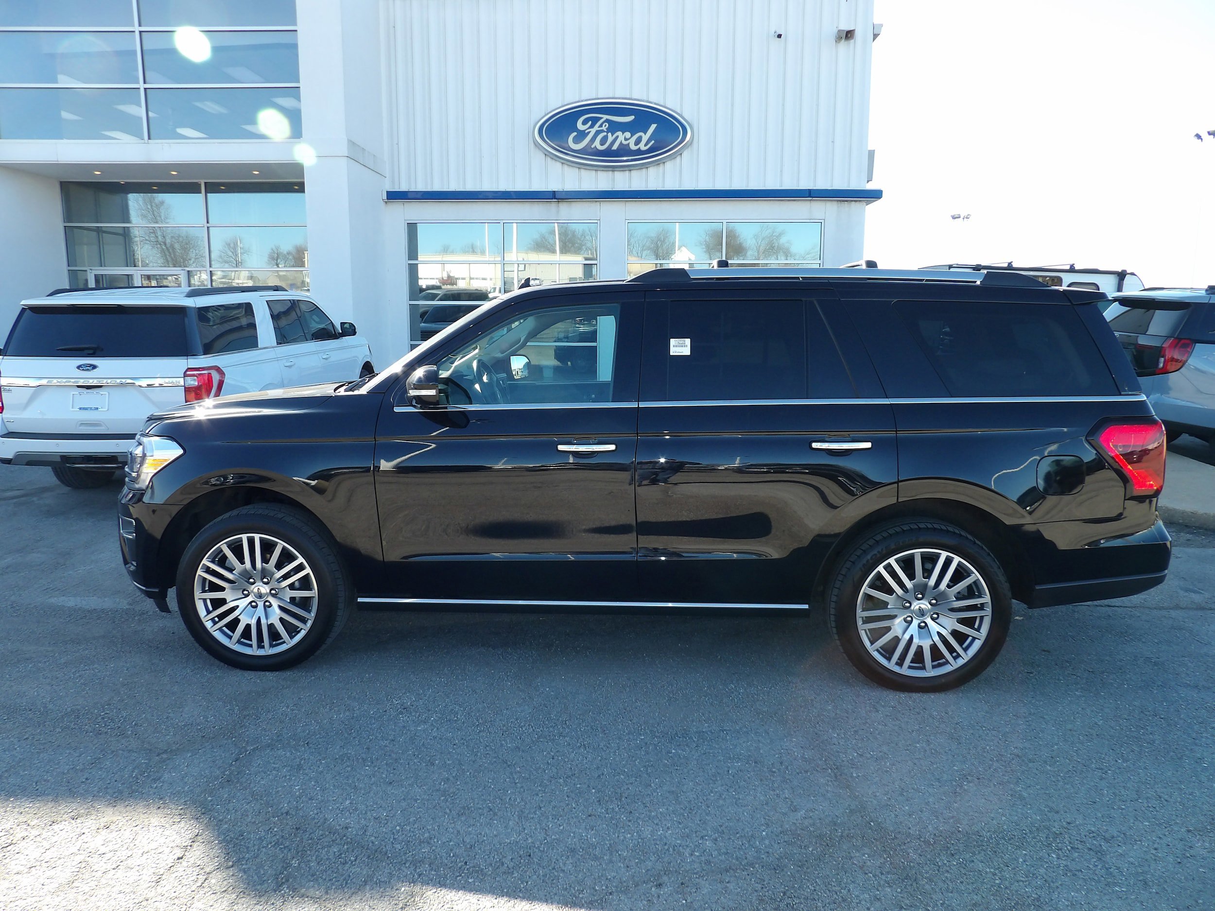 Used 2024 Ford Expedition Limited image 1