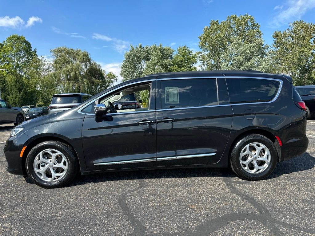 Used 2023 Chrysler Pacifica Limited FWD image 10