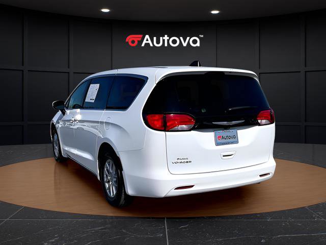 Used 2022 Chrysler Voyager LX image 2