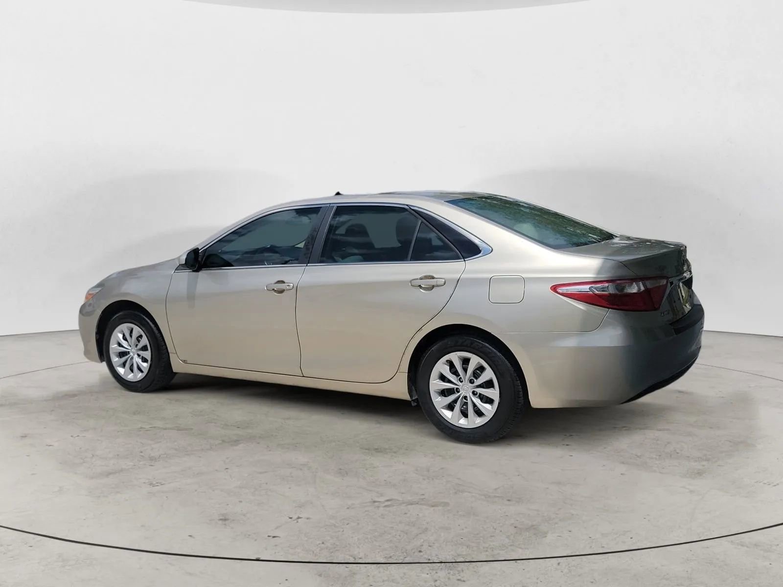 Used 2015 Toyota Camry LE image 3