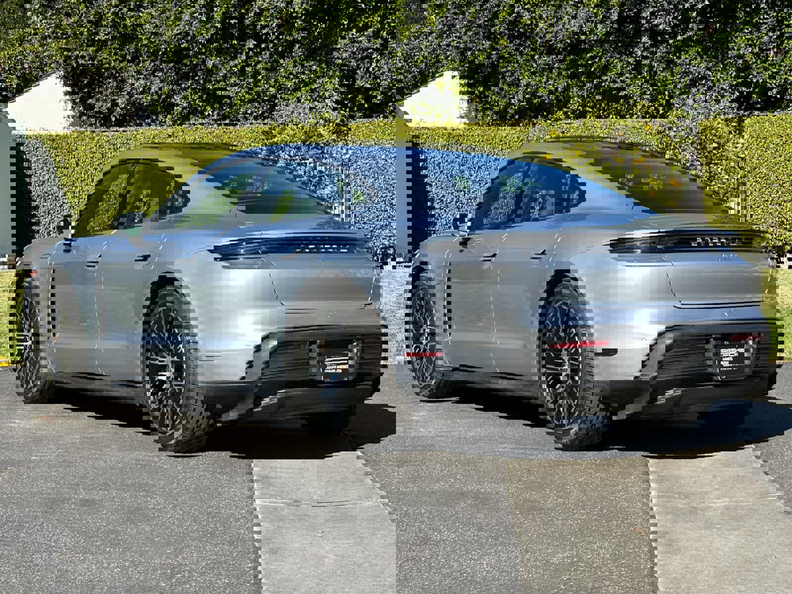 Used 2022 Porsche Taycan image 3