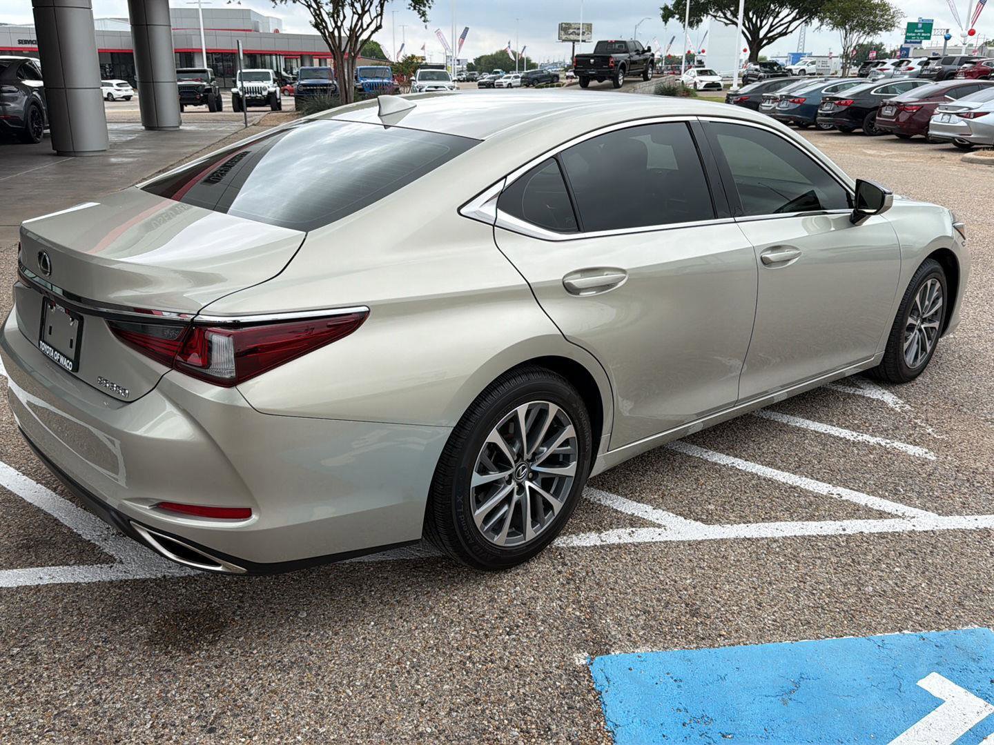Used 2023 Lexus ES 350 w/ Accessory Package (Z2) image 3