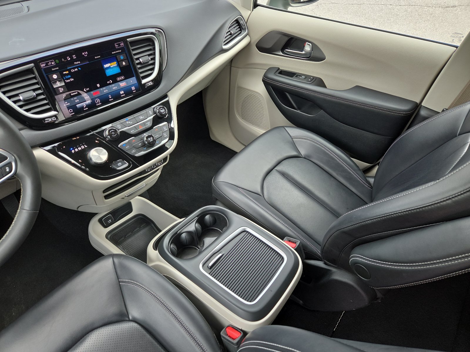 Used 2023 Chrysler Pacifica Touring-L FWD image 12