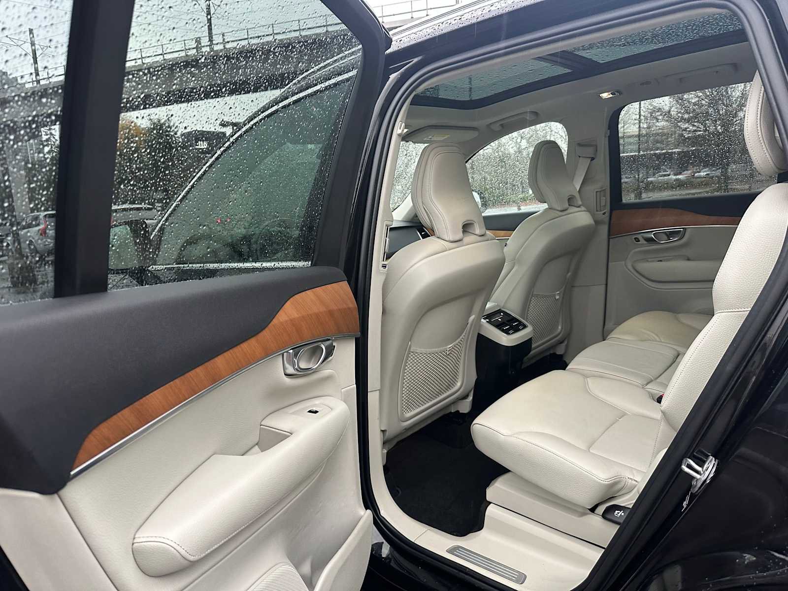 Certified 2022 Volvo XC90 T6 Momentum w/ Advanced Package image 16