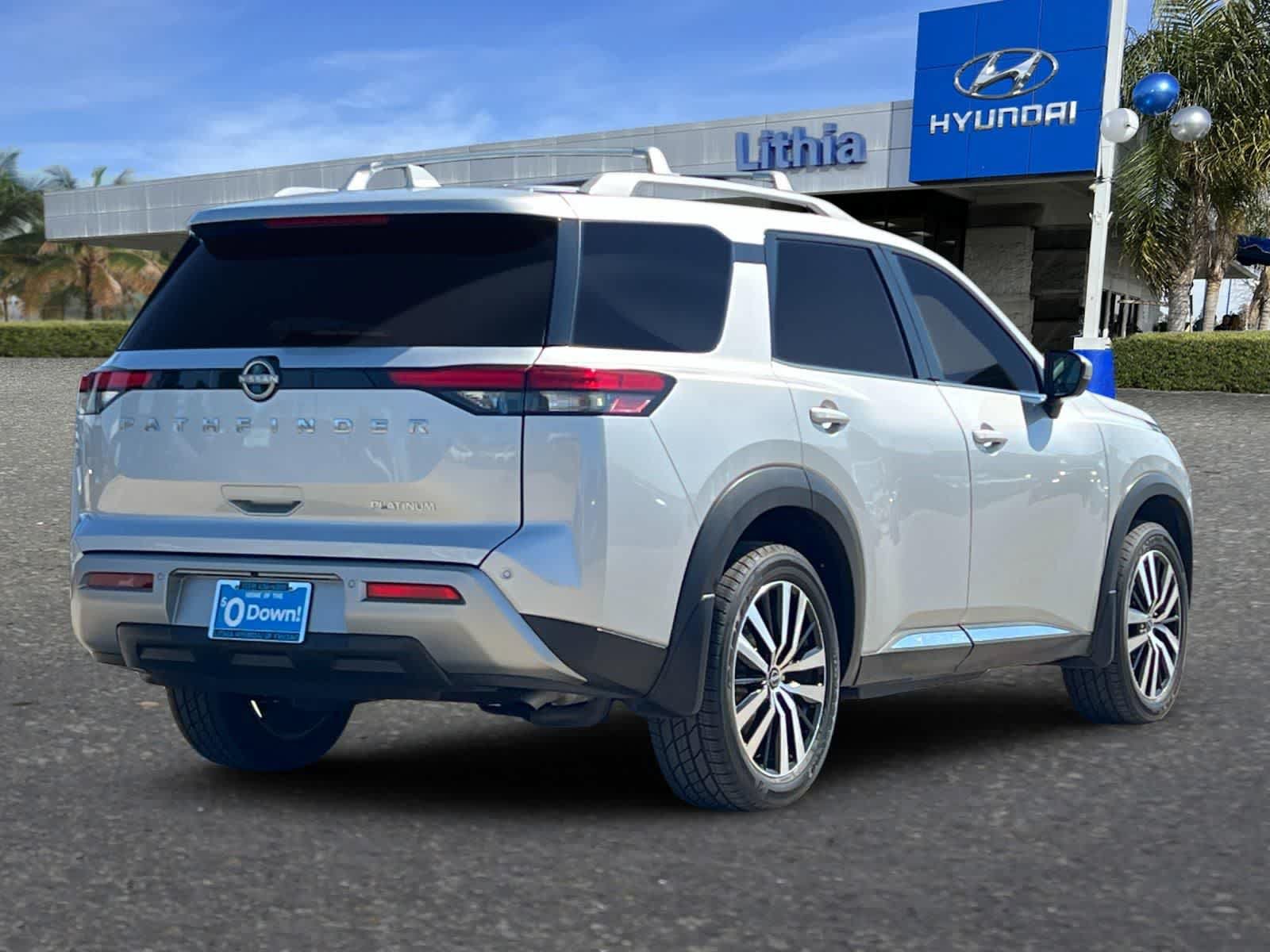 Used 2023 Nissan Pathfinder Platinum FWD image 3