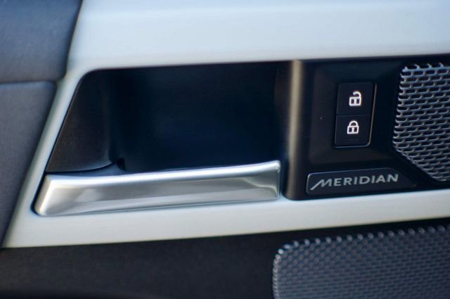 Used 2020 Land Rover Defender 110 SE image 38