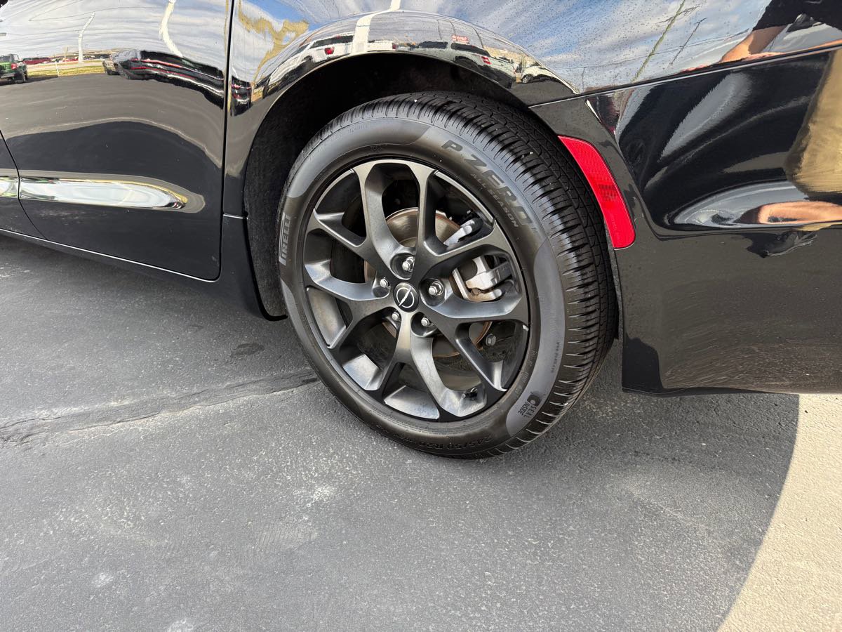 Used 2025 Chrysler Pacifica Limited image 9