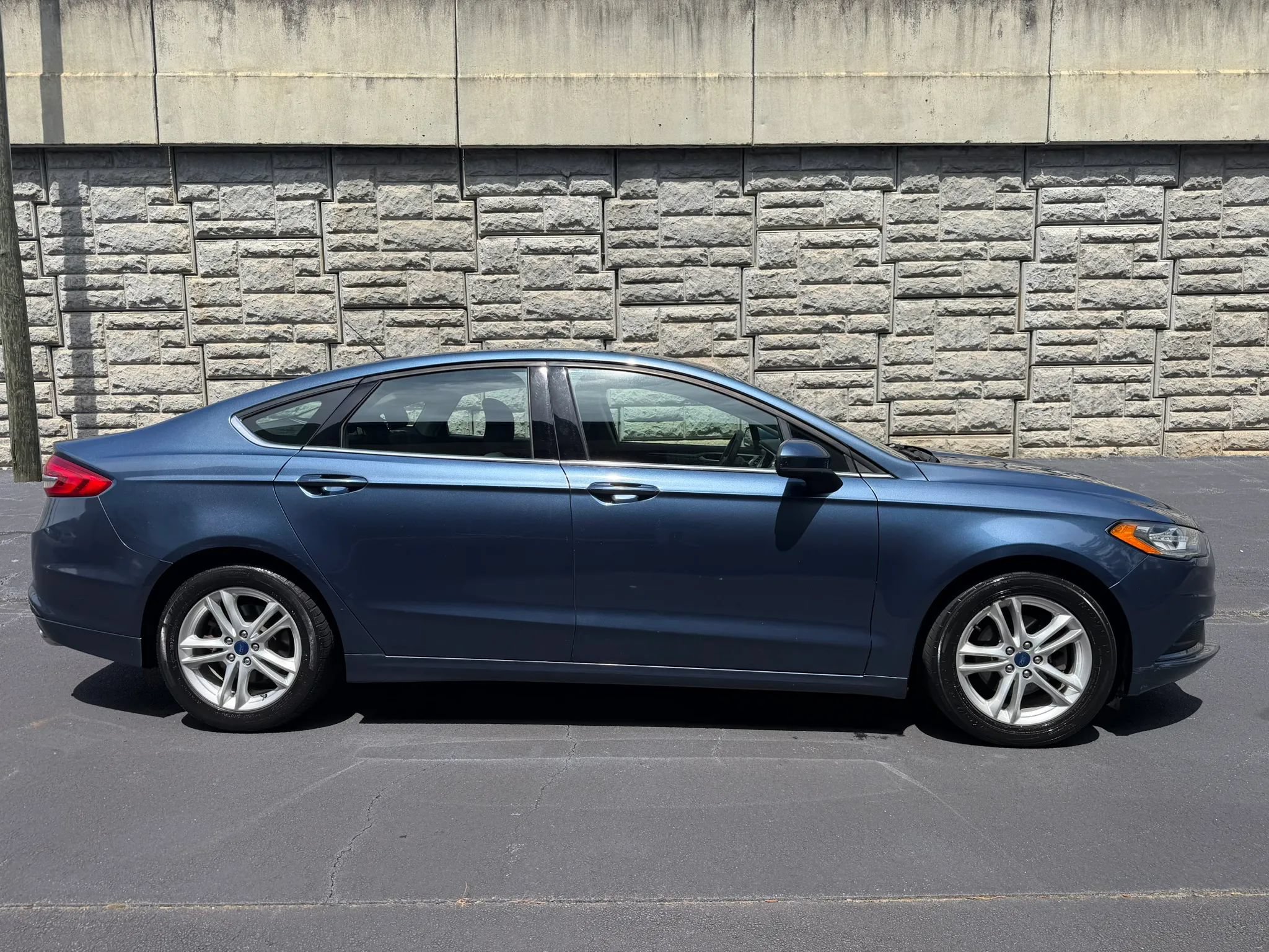 Used 2018 Ford Fusion SE w/ Fusion SE Technology Package FWD image 6