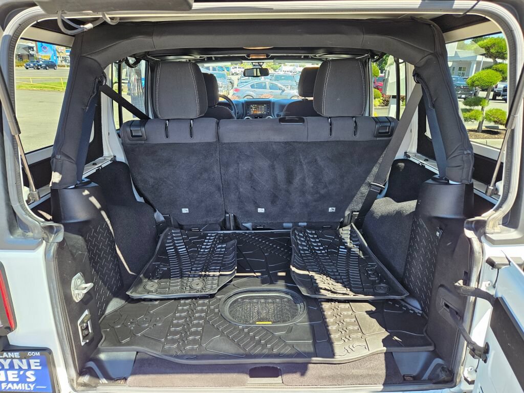 Used 2015 Jeep Wrangler Unlimited Sahara w/ Connectivity Group AWD/4WD image 12