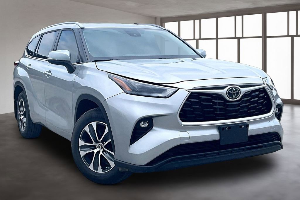 Used 2023 Toyota Highlander XLE image 3